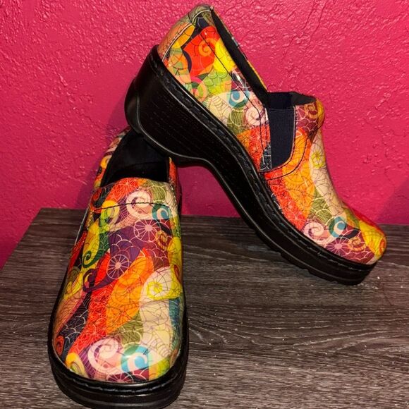 Klogs colorful swirls print shoes. Size 6.5. - Picture 2 of 8